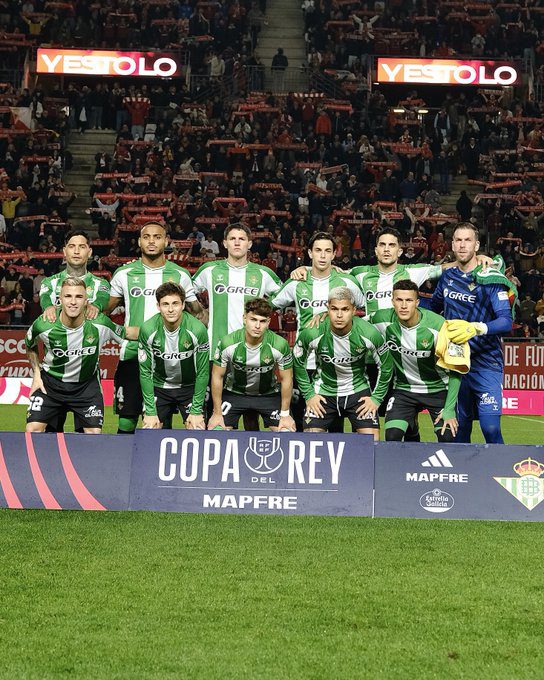Los futbolistas del Betis justo antes del encuentro
