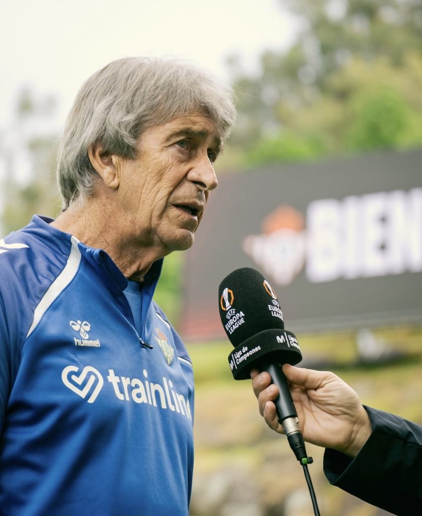 Manuel Pellegrini compareciendo / Foto: @RealBetisBalompié
