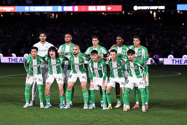 El 11 titular del Betis se hace la foto oficial antes del partido.