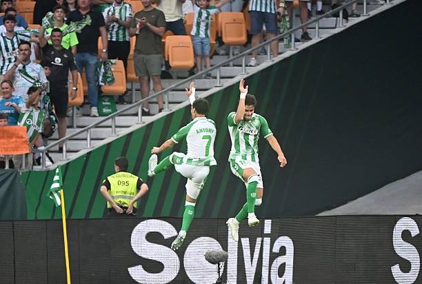 Abde y Antony celebran el 1-0