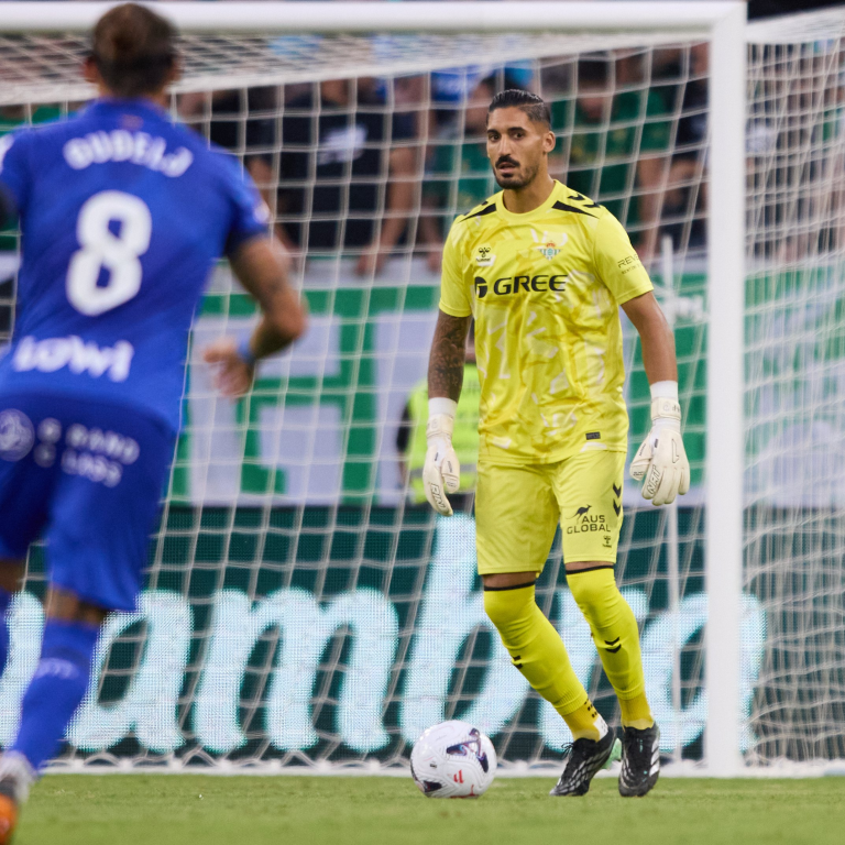 Álvaro Valles, nominado a parada del mes en LALIGA